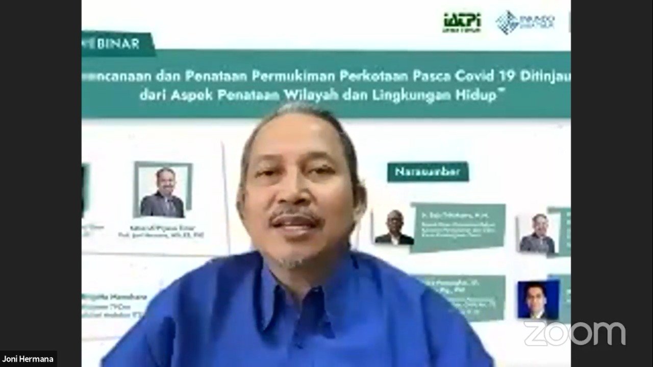 Prof Joni Hermana MSc ES PhD memberikan sambutan sekaligus sebagai narasumber dalam webinar
