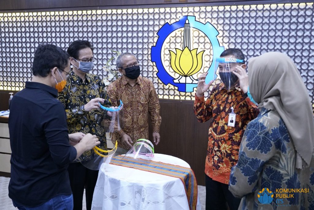 Perwakilan BNI mencoba face shield hasil produksi dari ITS