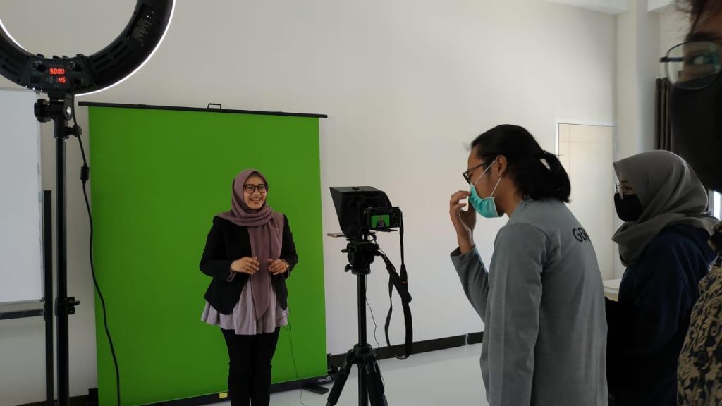 Suasana syuting MOOC ITS pada Senin (10/08)