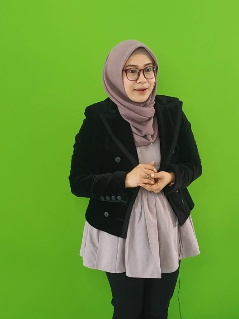 Sri Fatmawati S Si M Sc PhD selaku dosen Departemen Kimia ITS sedang melakukan proses syuting pengajaran untuk MOOC ITS