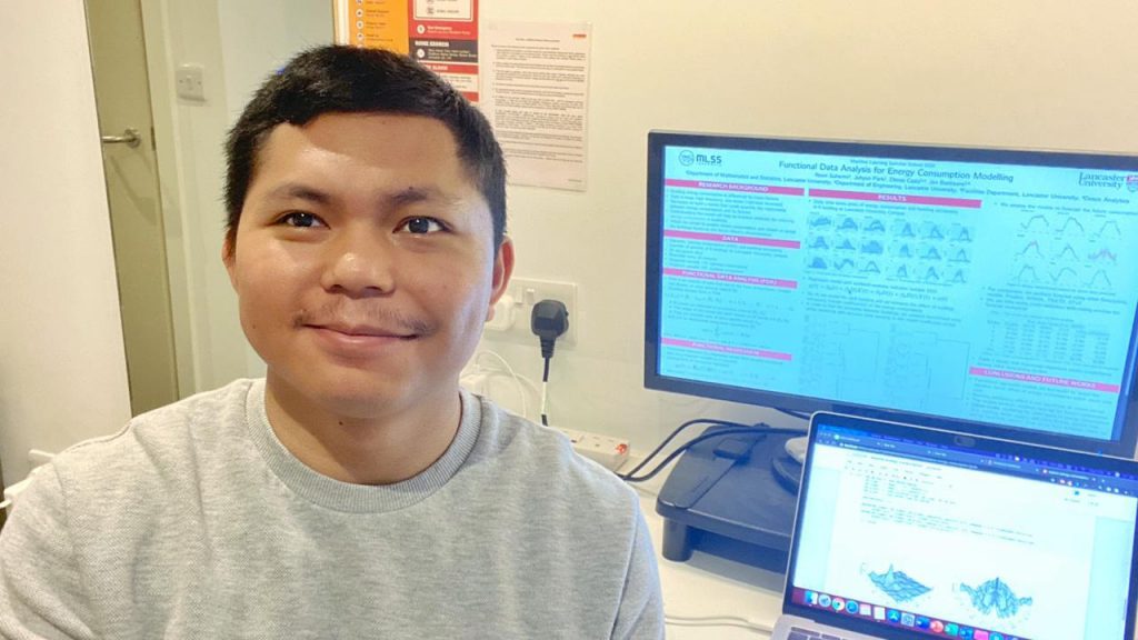 Novri Suhermi SSi MSi sebagai peraih penghargaan The Best Poster