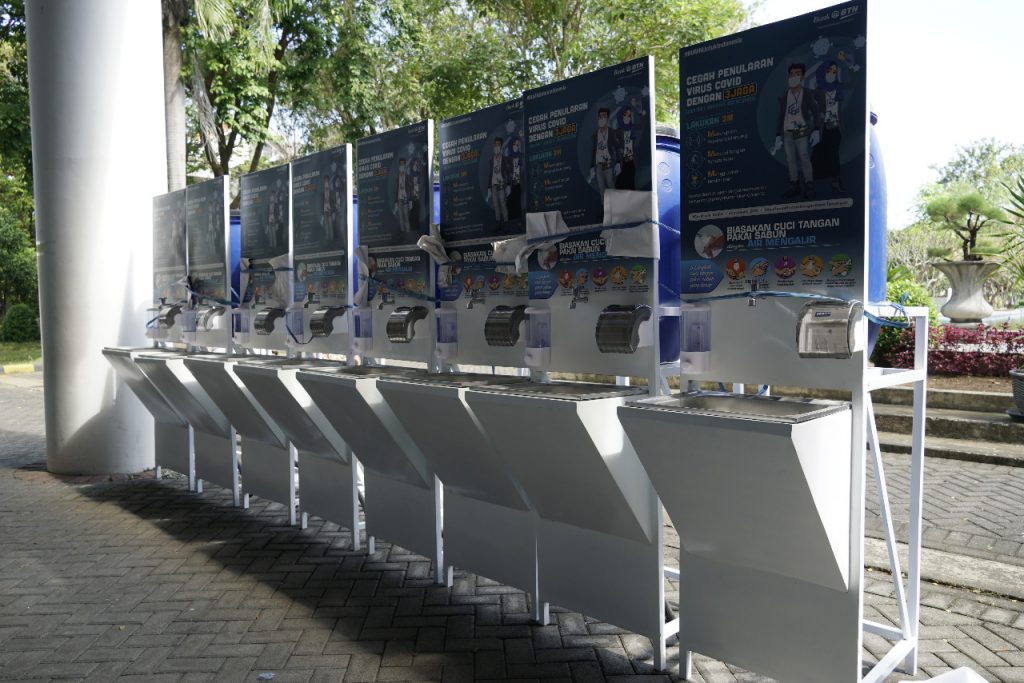 Delapan unit wastafel portabel yang diberikan oleh BTN kepada ITS