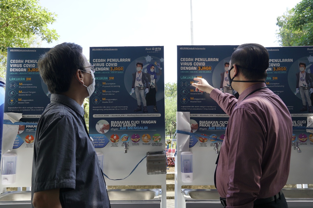 Rektor ITS Prof Dr Ir Mochamad Ashari M Eng bersama Kepala Cabang BTN Kantor Cabang Surabaya Herman Soesanto di depan wastafel yang merupakan bantuan program CSR dari BTN