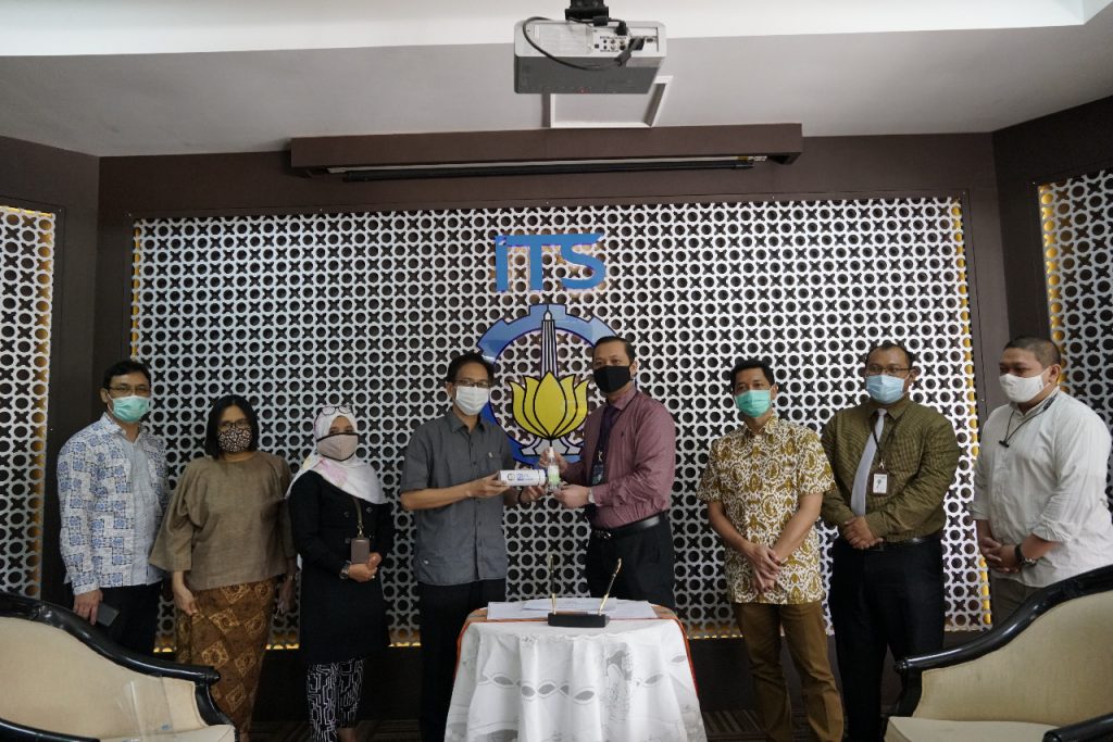 Penyerahan bantuan wastafel portabel oleh BTN yang dilakukan secara simbolis oleh perwakilan BTN Cabang Surabaya kepada ITS