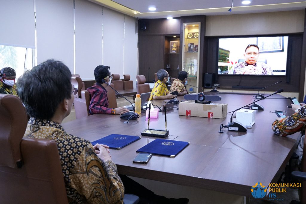 Rektor ITS Prof Mochamad Ashari MEng dan jajarannya mendengarkan sambutan Presiden Direktur PT KMWI Reiza Treistanto