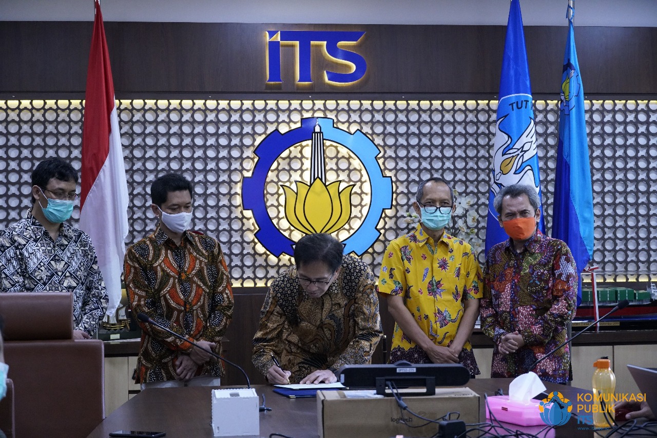 Rektor ITS Prof Mochamad Ashari MEng menandatangani nota kesepahaman dengan PT KMWI di Rektorat ITS