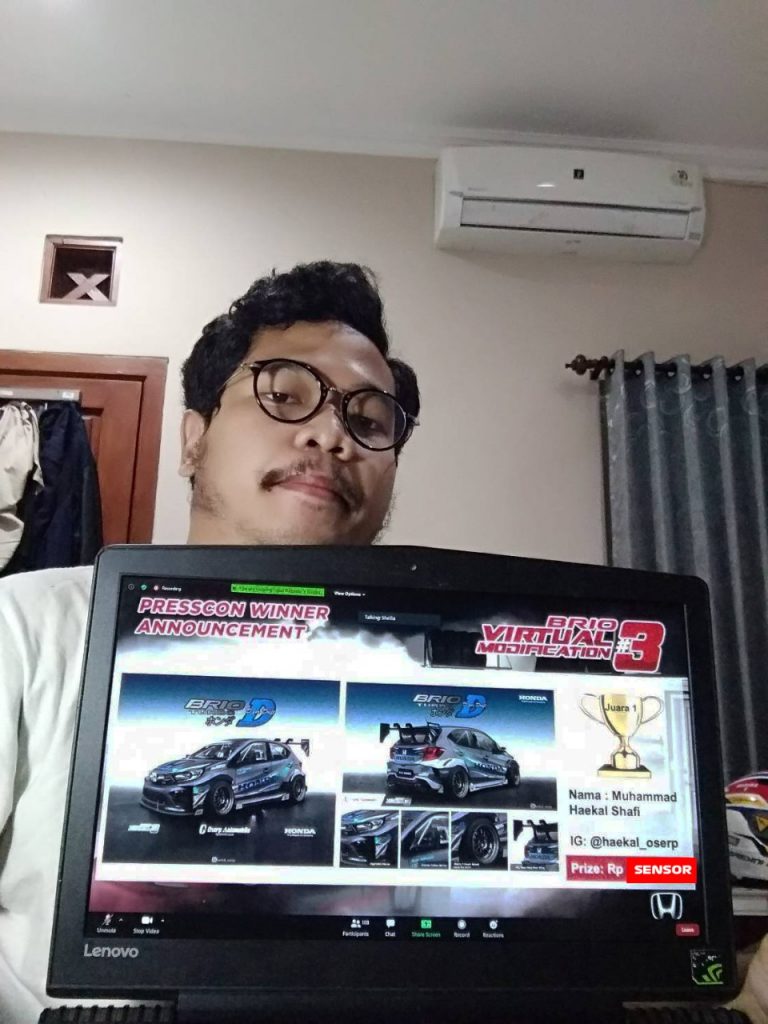 Muhammad Haekal Shafi bersama desain karyanya sebagai juara 1 Brio Virtual Modification #3