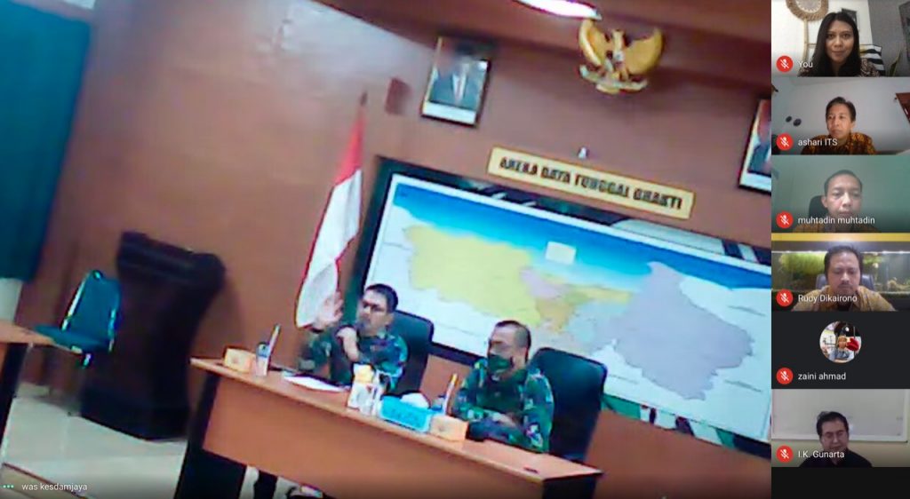 Proses serah terima robot RAISA dari ITS ke RS Darurat Wisma Atlet, Jakarta yang dilakukan secara daring