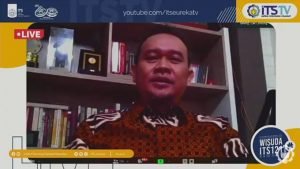 Cak Lontong, komedian yang juga alumnus ITS ikut memeriahkan Wisuda ke-121 ITS dengan memberikan pesan-pesan dan motivasi pada para wisudawan secara daring