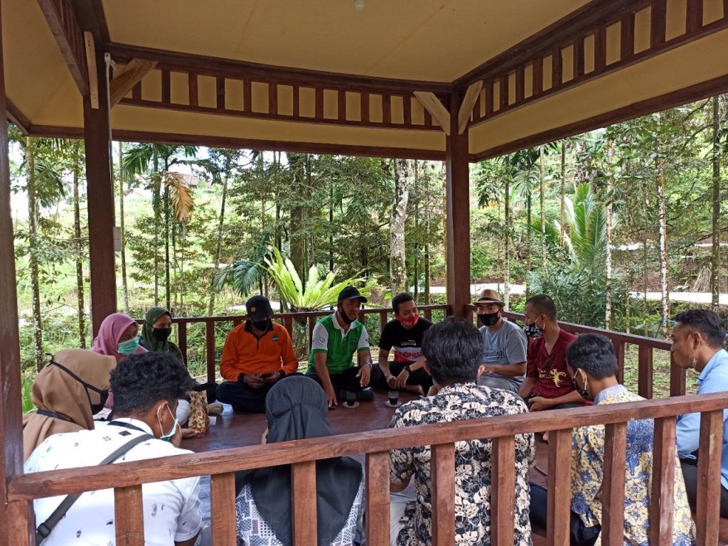 Tim KKN Abmas dari ITS memberikan pelatihan finansial literasi di Desa Kalipait, Kecamatan Tegaldlimo, Kabupaten Banyuwangi