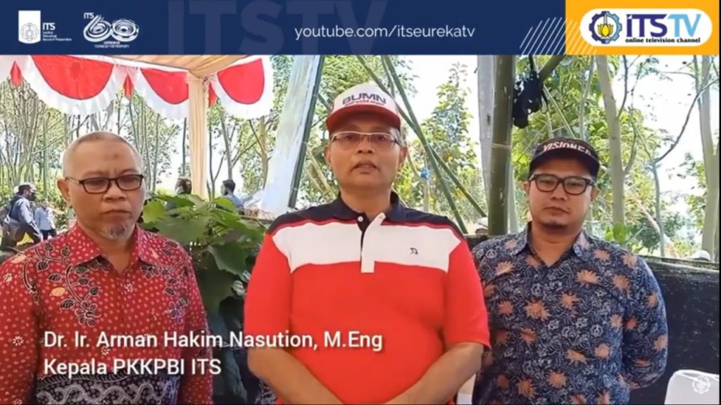 Direktur PKKPBI ITS Dr Ir Arman Hakim Nasution MEng (tengah) menjelaskan rancangan kawasan Eduwisata Herbal Oro-oro Ombo, Batu sebagai pusat penelitian herbal nasional dan pusat rehabilitasi stroke