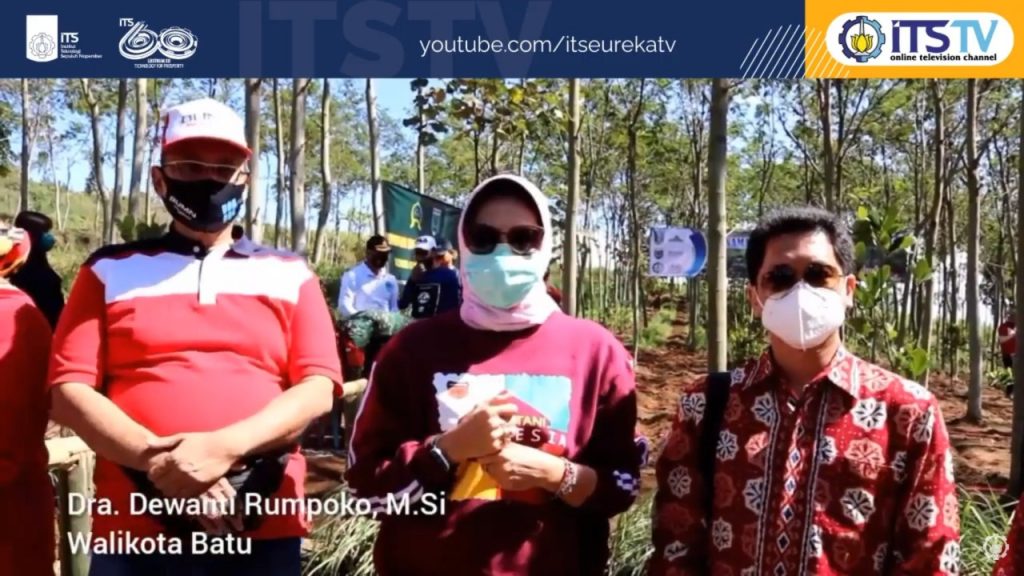 Wali Kota Batu Dra Dewanti Rumpoko MSI (tengah) bersama Dr Ir Arman Hakim Nasution MEng (kiri) dan Bambang Pramujati ST MScEng PhD (kanan) antusias menyambut kawasan Eduwisata Herbal