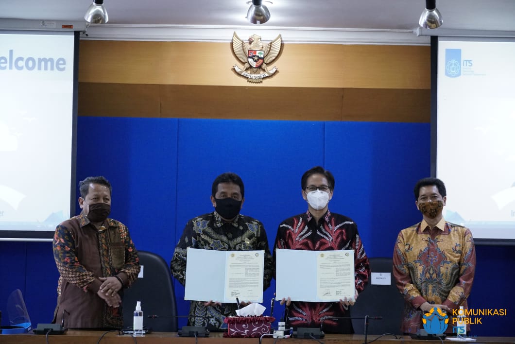 (Dari kiri) Wakil Rektor I UTM Dr Deni Setya Bagus Yuherawan SH MS, Rektor UTM Dr Drs Ec H Muh Syarif MSi, Rektor ITS Prof Dr Ir Mochamad Ashari MEng, dan Wakil Rektor IV ITS Bambang Pramujati ST MSc PhD