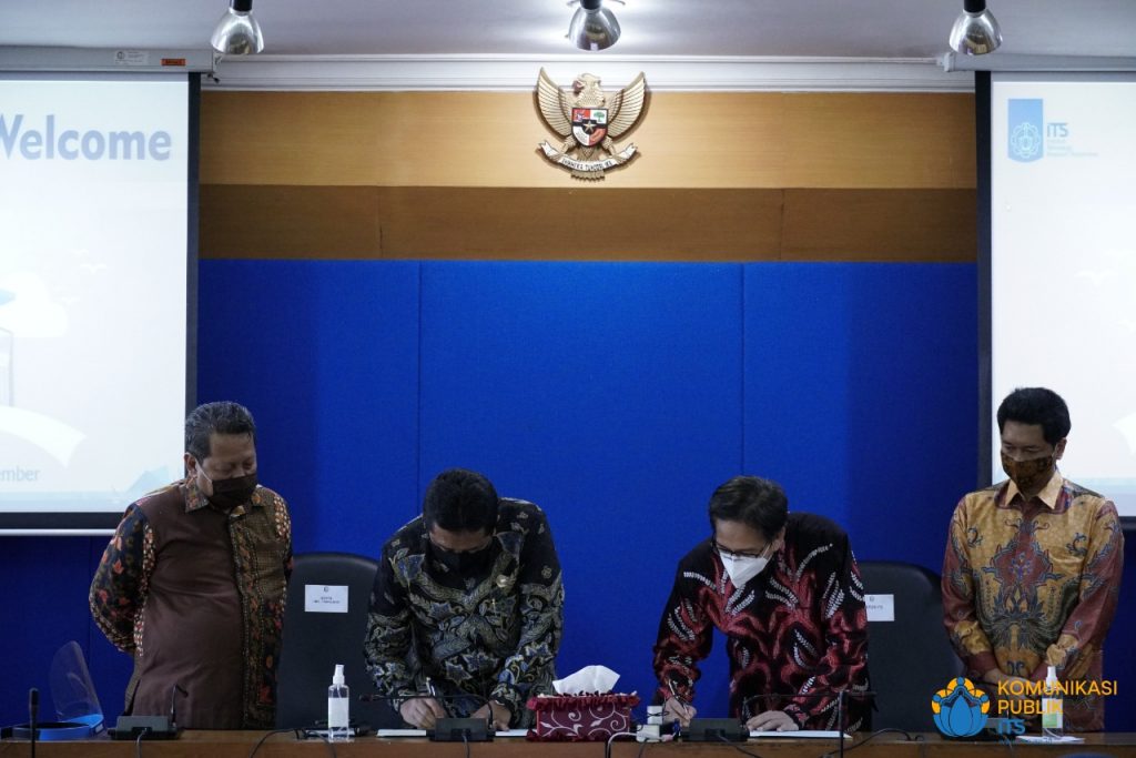 Rektor ITS Prof Dr Ir Mochamad Ashari MEng (dua dari kanan) bersama Rektor UTM Dr Drs Ec H Muh Syarif MSi saat melakukan penandatanganan MoU