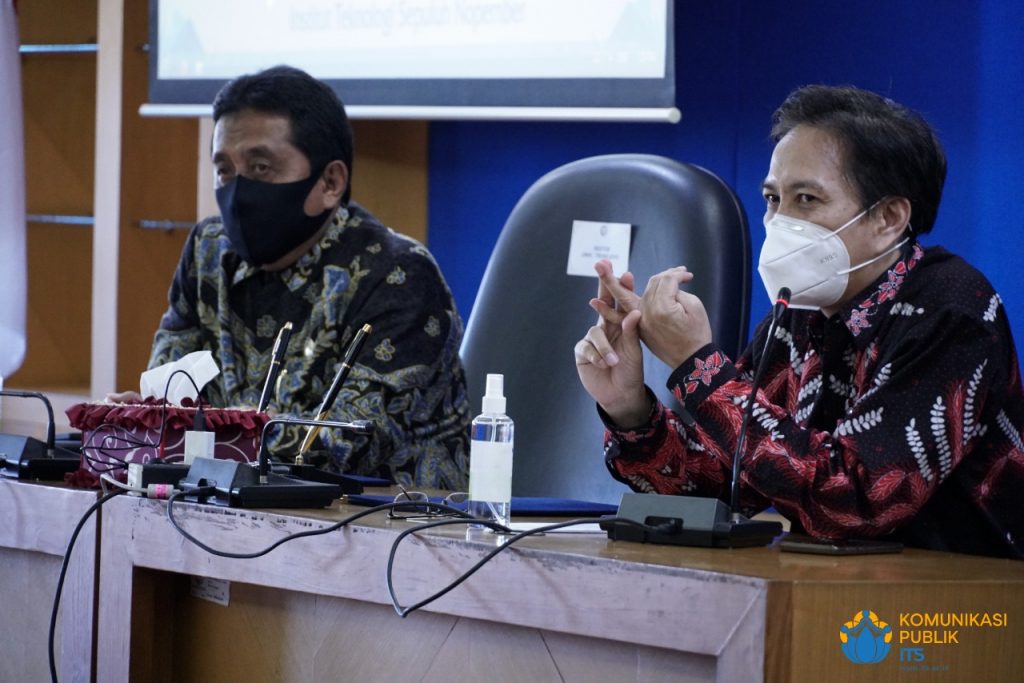Rektor ITS Prof Dr Ir Mochamad Ashari MEng (kanan) saat memberi sambutan dalam pembukaan MoU antara ITS dan UTM