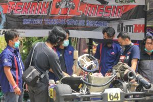 Tim Mesin ITS Karting Club saat melakukan pengecekan mesin sebelum lomba dimulai