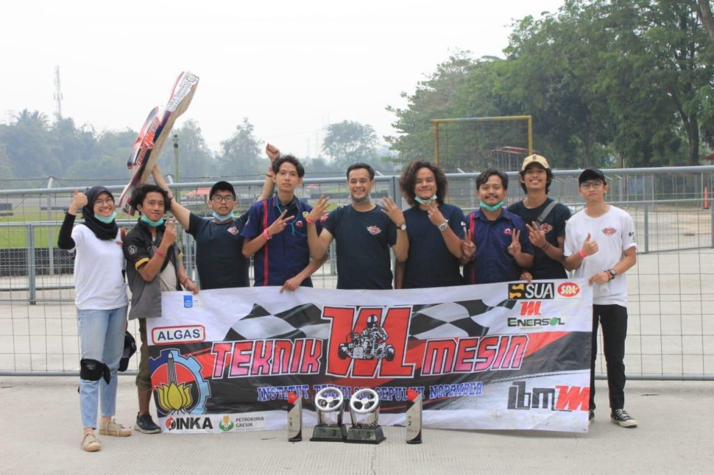 Tim Mesin ITS Karting Club setelah menggaet dua piala pada Kejuaraan Nasional Gokart Eshark Rok Cup 2020