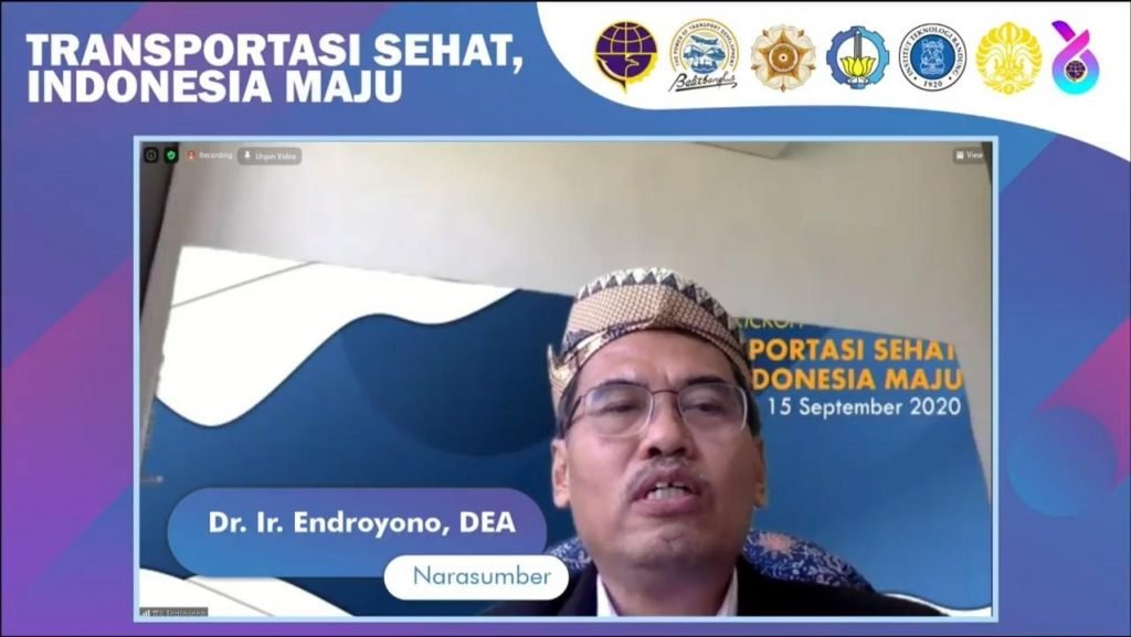 Dr Ir Endroyono DEA saat memaparkan materi pada Webinar Series bertajuk Transportasi Sehat, Indonesia Maju di ITS