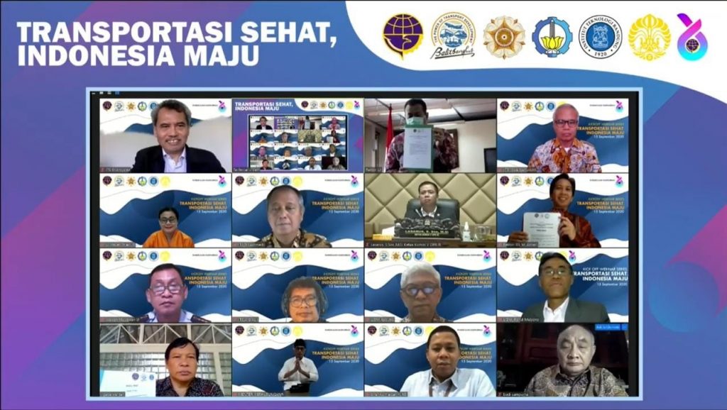 Para peserta webinar menyaksikan penyerahan simbolis Policy Brief secara virtual dari para rektor PTN dan peneliti kepada Menteri Perhubungan RI Ir Budi Karya Sumadi