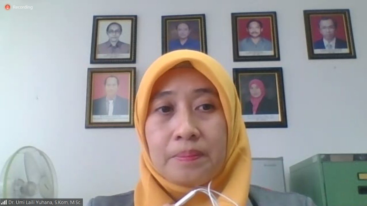 Dr Umi Laili Yuhana SKom MSc mengawali IPITS di gugus XX dengan memaparkan profil ITS