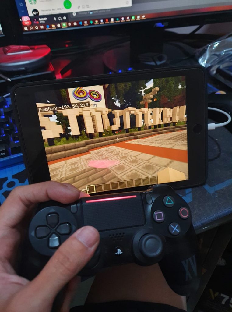 Permainan minecraft juga dapat dimainkan dengan menggunakan ponsel pintar maupun tablet