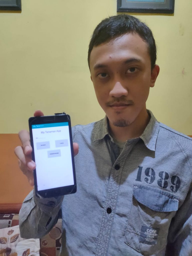 Awang Ivananto Adi menunjukkan aplikasi My Tanaman di ponsel smartphone