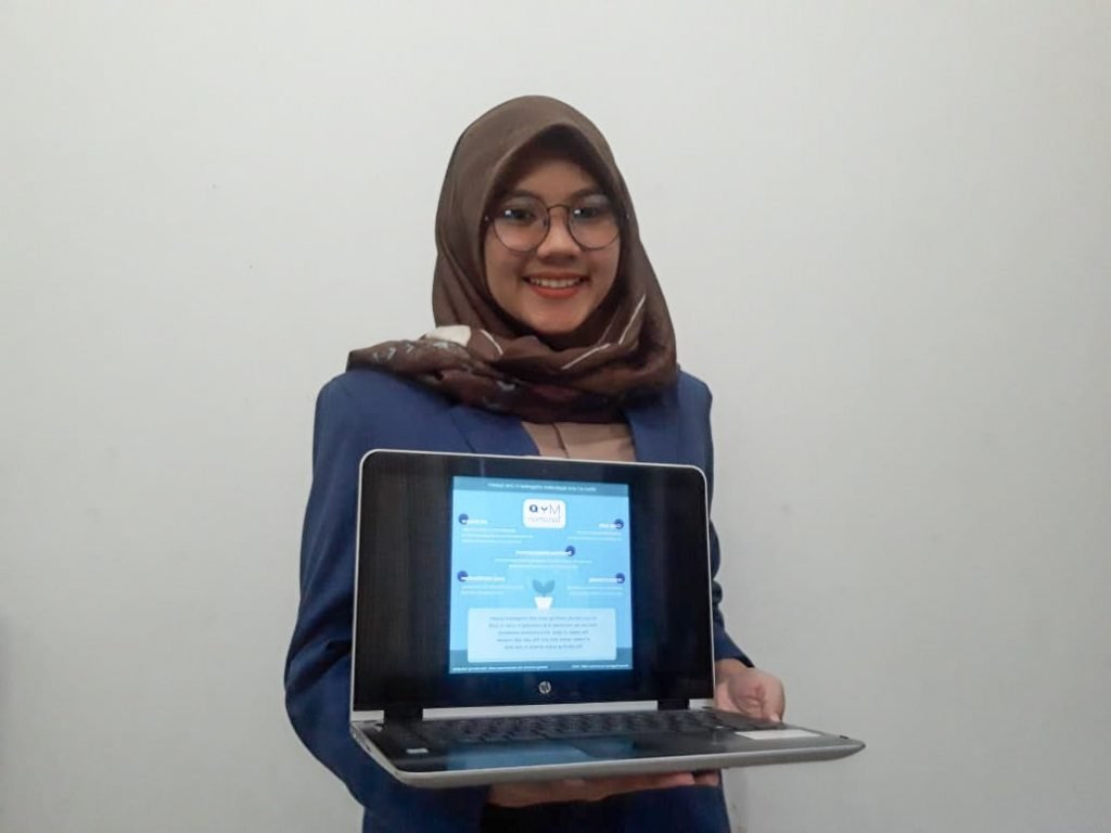 Tiara Bening Salsabila, salah satu anggota tim menunjukkan aplikasi My Tanaman