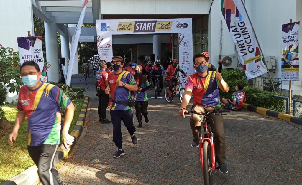 Para perwakilan pelari dan pesepeda yang baru dilepas secara resmi untuk mulai berkompetisi di ITS 60 Virtual Race