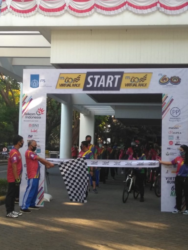 Wakil Rektor I ITS Prof Dr Adi Soeprijanto bersiap melakukan flag-off untuk melepas perwakilan peserta ITS 60 Virtual Race di halaman Rektorat ITS