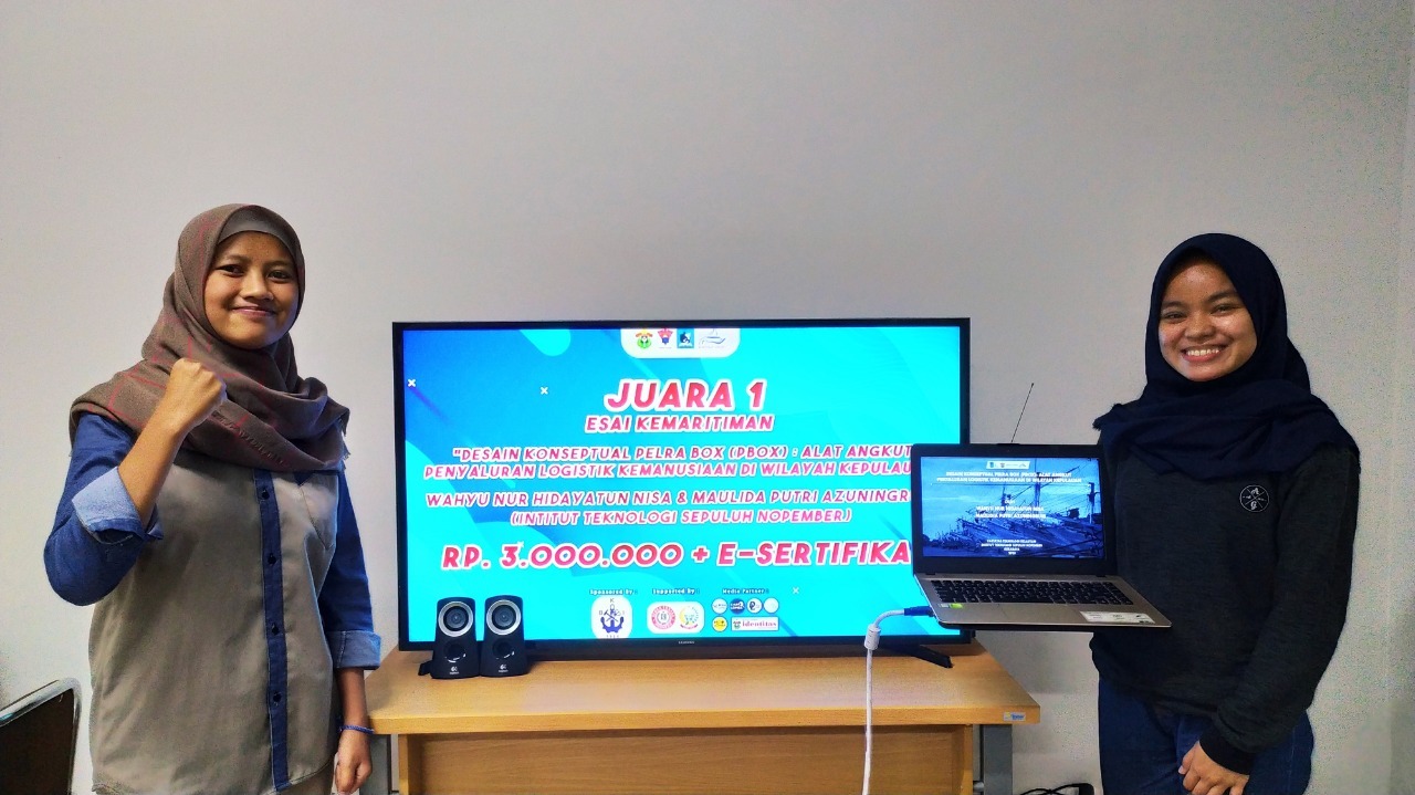 (Dari kiri) Wahyu Nur dan Maulidia Putri ketika pengumuman Juara Lomba Esai Kemaritiman Kompetisi Nasional Kemaritiman (KONKA) 2020