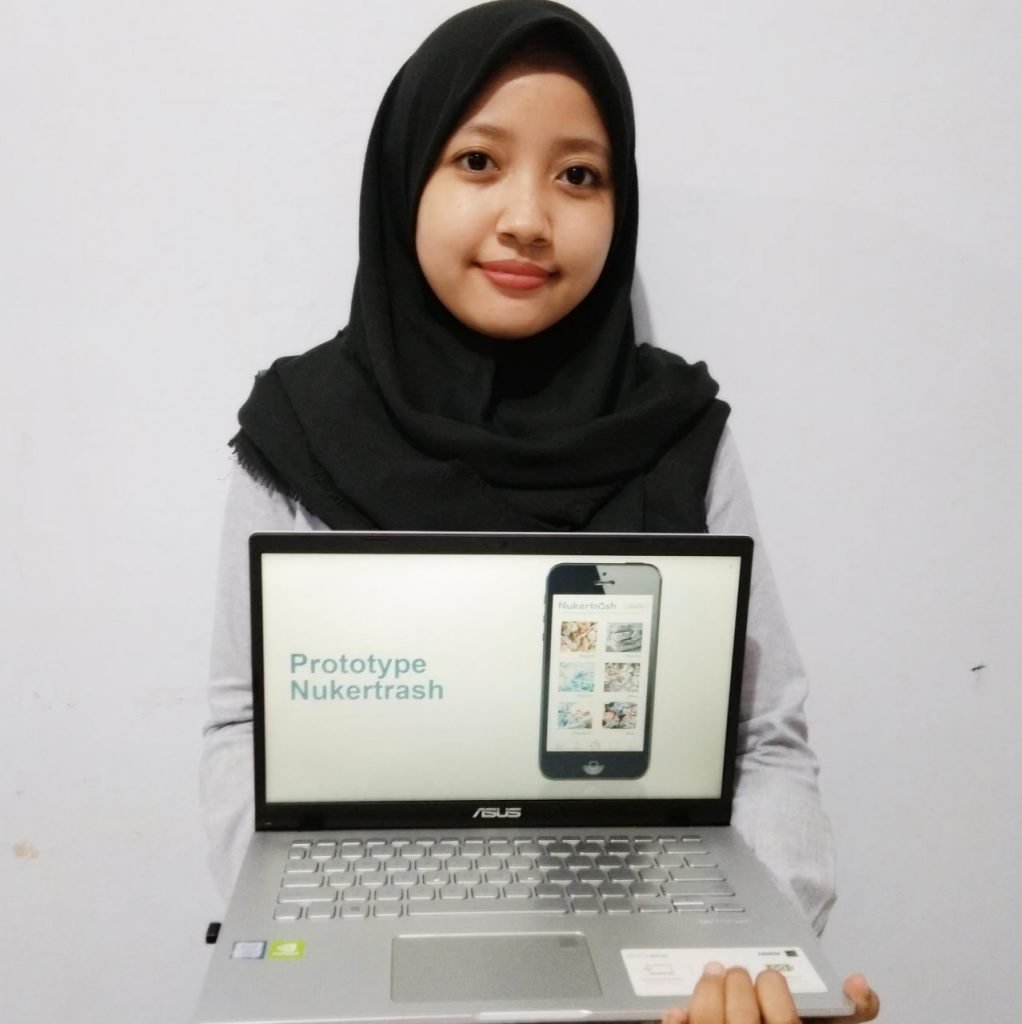 Anisa Tri Okweningtyas menunjukkan prototype dari aplikasi NUKERTRASH hasil gagasannya