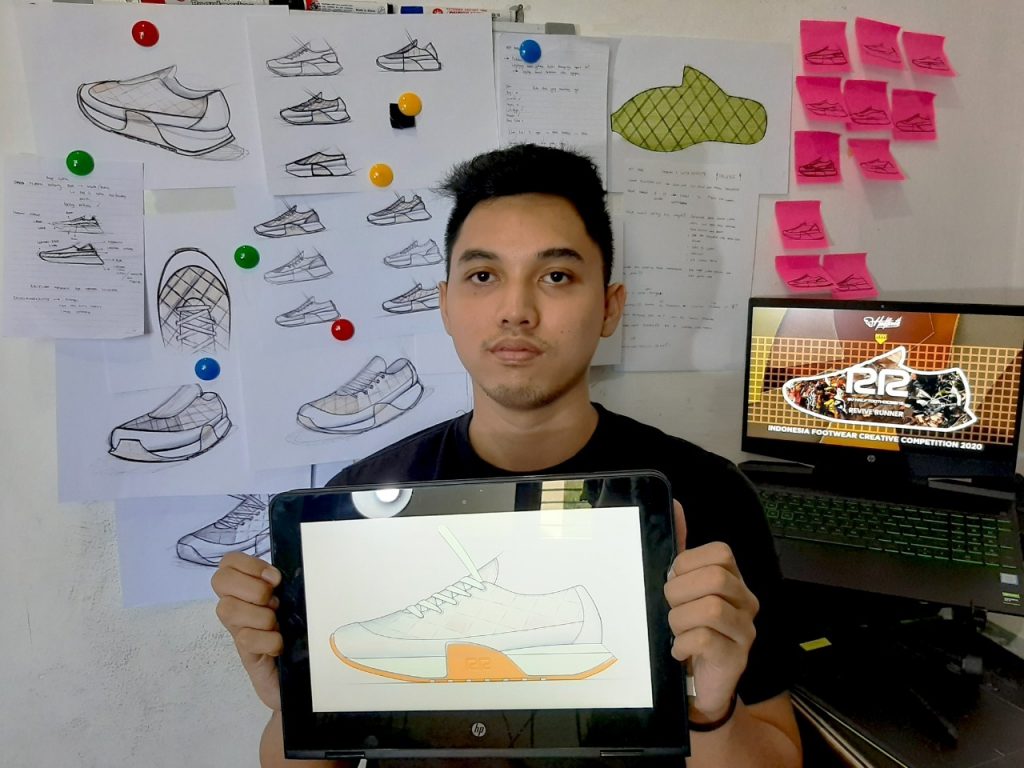 Gede Arya Daiva Daniswara, peraih juara Indonesia Footwear Creative Competition (IFCC) 2020 menunjukkan desain sepatu karyanya