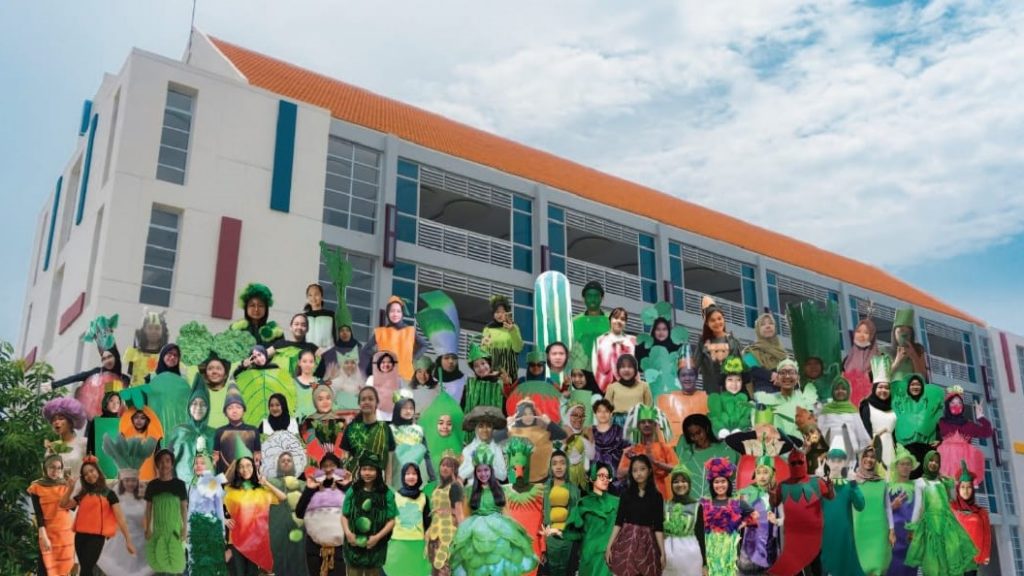 Kumpulan mahasiswa baru Departemen Desain Interior ITS mengenakan kostum sayuran buatannya masing-masing yang ditampilkan secara kolase