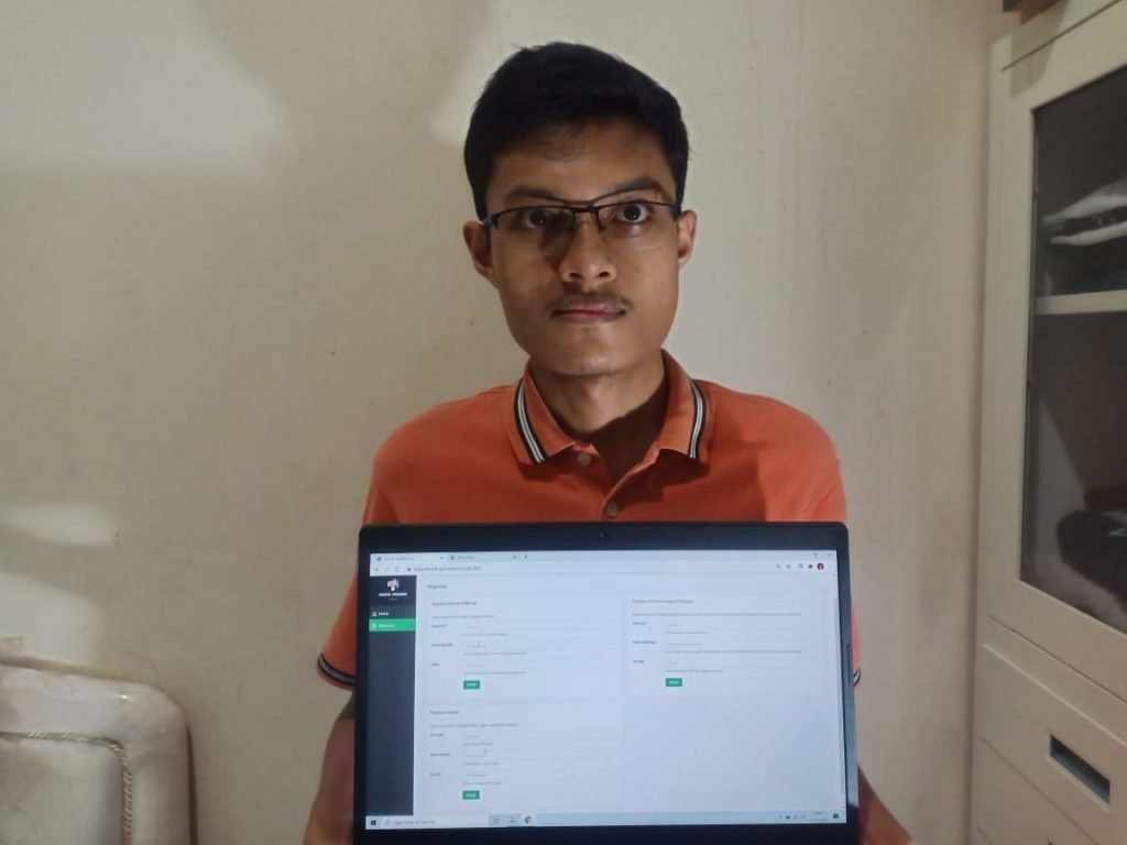 Audi Tomy Reriya Sakti, anggota tim Viktorits saat menunjukkan dashboard dari aplikasi KEEP