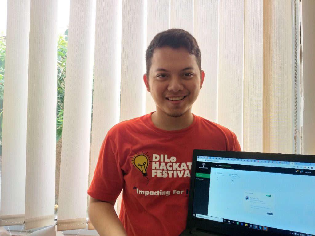Muhammad Naufal Prawironegoro, ketua tim Viktorits saat menunjukkan dashboard dari aplikasi KEEP