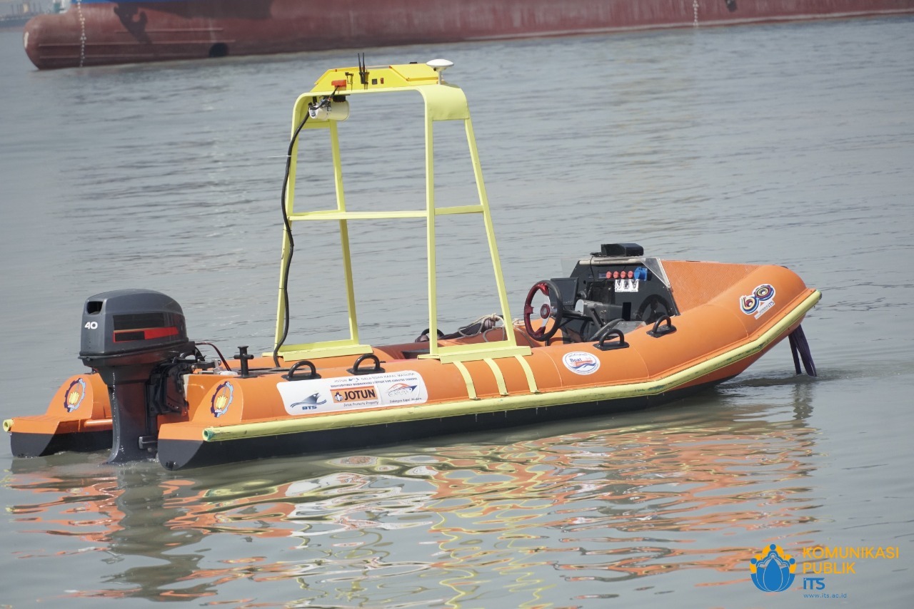 Penampilan intelligent Boat (i-Boat) ITS saat berada di tengah laut