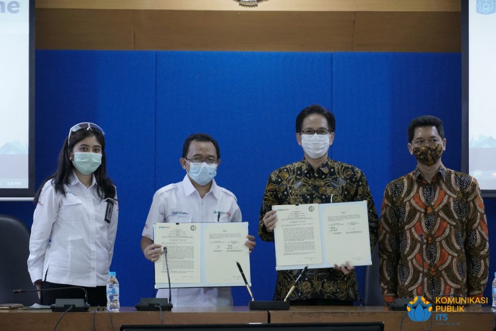 (from left) VP Corporate Secretary of PT BGR Rifanni Sari, Director of PT BGR M Kuncoro Wibowo, ITS Rector Prof. Dr Mochamad Ashari, and ITS Deputy Rector IV Bambang Pramujati after signing the MoU