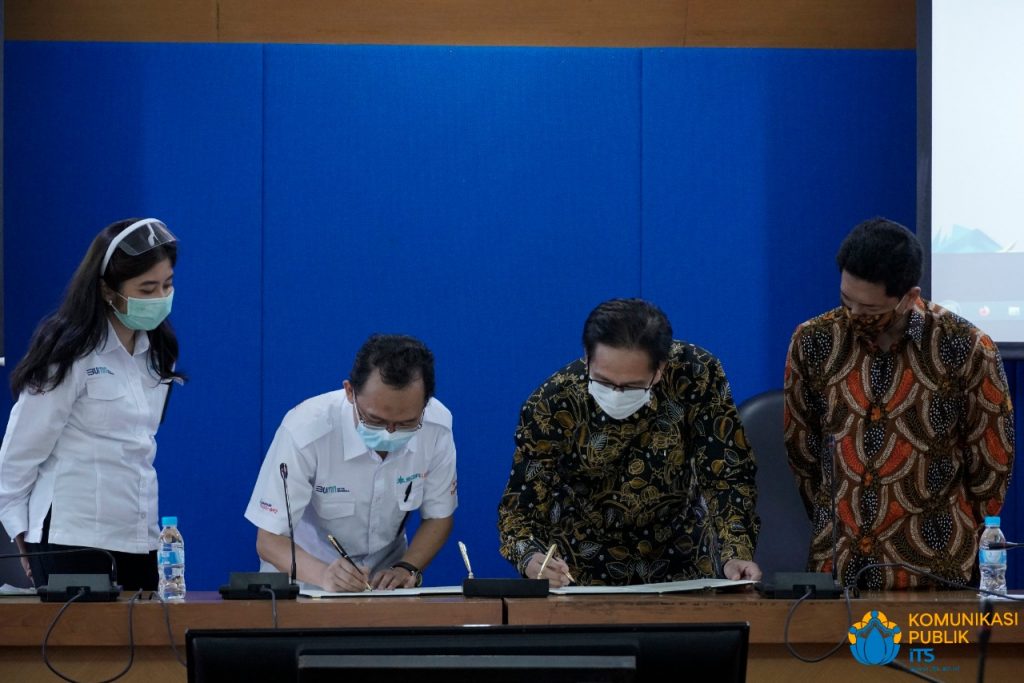 The MoU signing by ITS Rector Prof. Dr Ir Mochamad Ashari MEng (two from right) with Managing Director of PT Bhanda Ghara Reksa (Persero) M Kuncoro Wibowo (second from left)