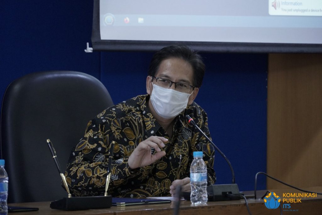 ITS Rector Prof. Dr Ir Mochamad Ashari MEng when giving a speech at the signing of the MoU with PT Bhanda Ghara Reksa (Persero)