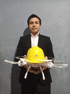 Ketua tim Bramunastya ITS, Muhammad Adrian Fadhilah, bersama prototype Erasty yang berhasil raih penghargaan di Expocytar Web 2020 di Argentina dan World Invention Competition and Exhibition