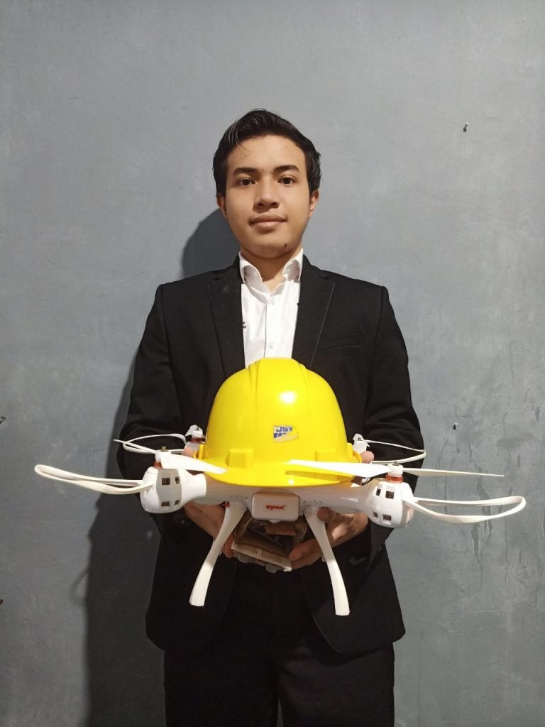 Ketua tim Bramunastya ITS, Muhammad Adrian Fadhilah, bersama prototype Erasty yang berhasil raih penghargaan di Expocytar Web 2020 di Argentina dan World Invention Competition and Exhibition