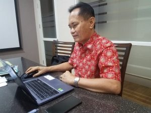 Haryanto, wisudawan tertua (usia 60 tahun 11 bulan) di Wisuda ITS ke-122 dari Departemen Teknik Sistem dan Industri