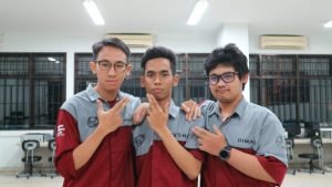 Muhammad Dimas Nugraha Aryatama (kanan), wisudawan termuda ITS saat bersama rekan-rekannya kuliah