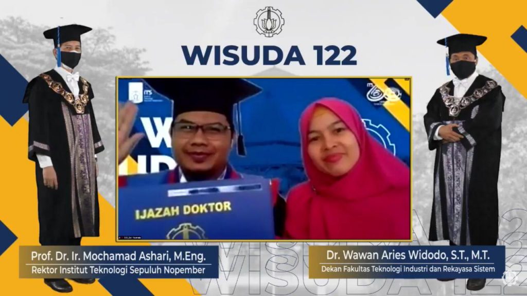 Wisudawan dengan didampingi keluarga ditampilkan bergantian melalui Zoom ketika disebut namanya pada prosesi Wisuda ITS ke-122