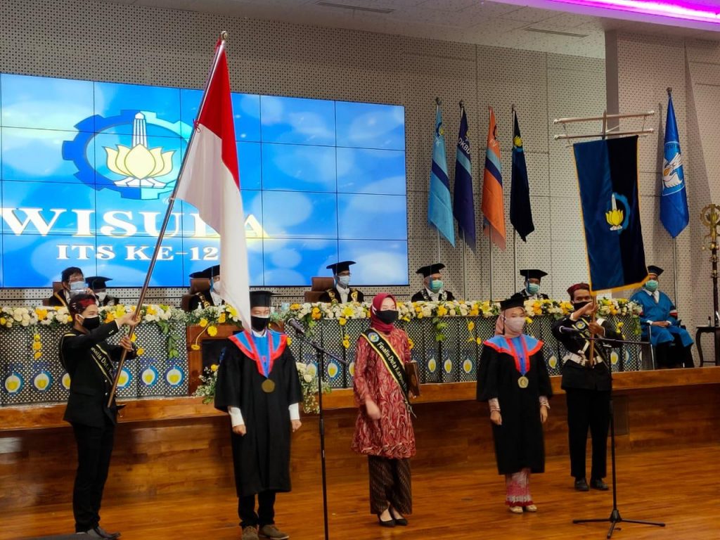 Pengucapan janji wisudawan yang dipimpin oleh wisudawan Raden Ricko Satriyo dan Difa Aulia Fadhilah Baiti