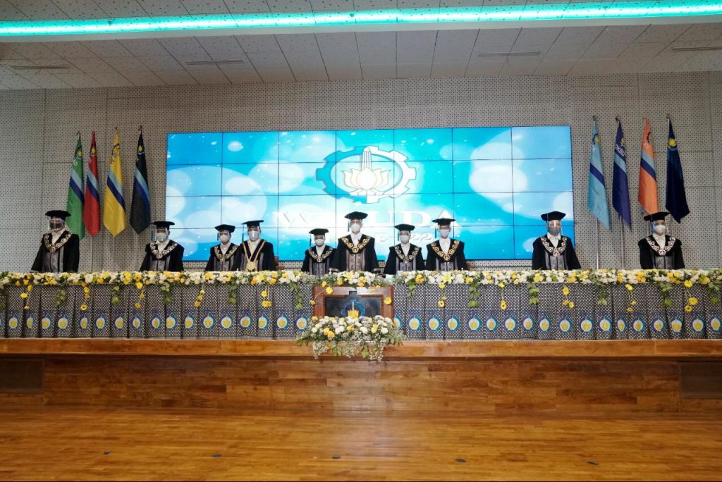 Rektor bersama jajaran pemimpin ITS hadir secara luring saat prosesi Wisuda ITS ke-122 di Gedung Research Center ITS