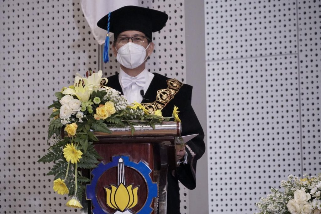 Rektor ITS Prof Dr Ir Mochamad Ashari MEng saat memberikan sambutan pada pembukaan Wisuda ITS ke-122 yang digelar secara daring dari Gedung Research Center ITS