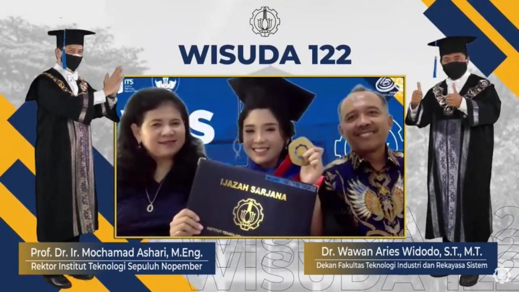 Wisudawan dengan didampingi keluarga ditampilkan bergantian melalui Zoom ketika disebut namanya pada prosesi Wisuda ITS ke-122