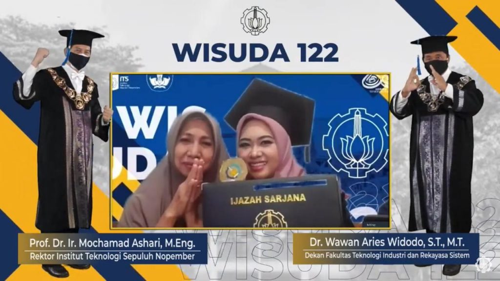 Wisudawan dengan didampingi keluarga ditampilkan bergantian melalui Zoom ketika disebut namanya pada prosesi Wisuda ITS ke-122