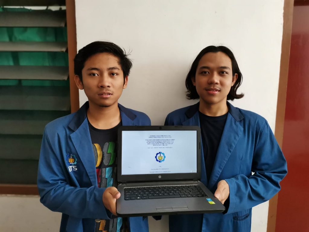 (dari kiri) Faiq Sina Alfian dan Fikri Azrur Arif Maulana saat menunjukkan gagasan timnya untuk membantu peternak ayam broiler di Indonesia